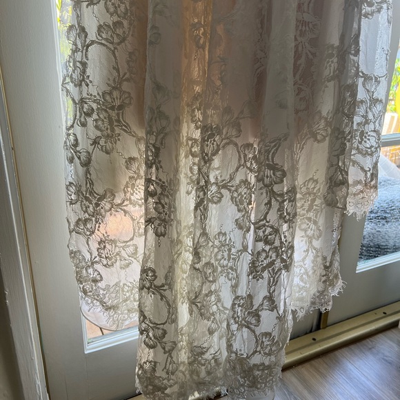 Floravere Wedding Sample Dress Designed in Los Angeles - Picture 13 of 16